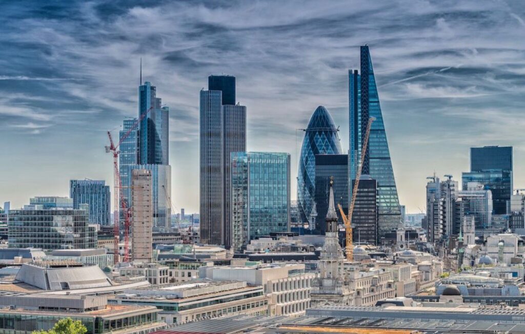 Financial independence and professional financial planning in the UK